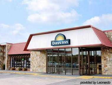 Howard Johnson By Wyndham Valdosta Exterior photo